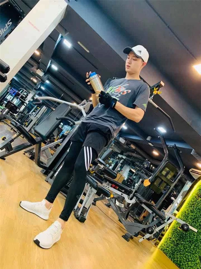 Diễn viên Bi Max đăng tải hình ảnh khi đi tập gym, kèm theo dòng trạng thái: 