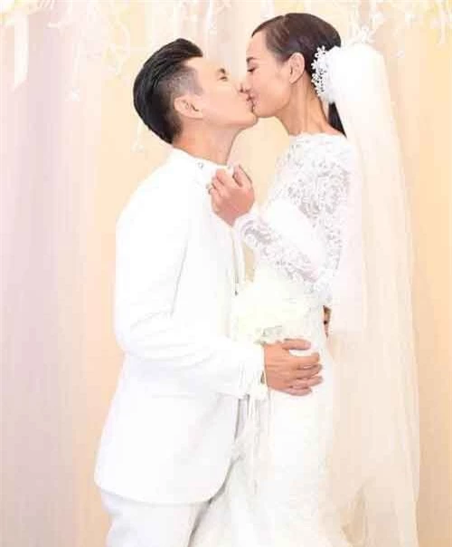 Diễn viên Đỗ An chia sẻ ảnh cưới với người mẫu Lê Thúy nhân dịp kỷ niệm 4 năm kết hôn. Anh hóm hỉnh viết: 