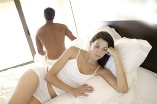 Chuyện "yêu" của vợ chồng bị phá hỏng chỉ vì một… chiếc tất