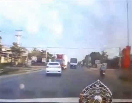 Clip: Vượt ẩu, ôtô đấu đầu xe tải gây tai nạn thảm khốc
