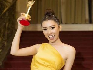 Thúy Ngân mất túi hiệu khi lên sân khấu Mai Vàng chụp ảnh