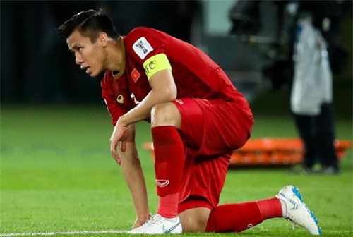 Chống đỡ các cú sút như ‘búa bổ’ của Iran, Quế Ngọc Hải bị choáng vẫn cố đá hết trận