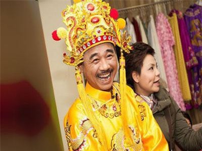 Dấy nghi vấn 'Ngọc Hoàng' Quốc Khánh sắp lấy vợ lần đầu ở tuổi 57