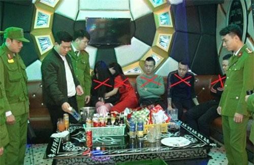 Hà Nam: Bắt 5 nam nữ thanh niên đang phê ma túy đá trong quán karaoke
