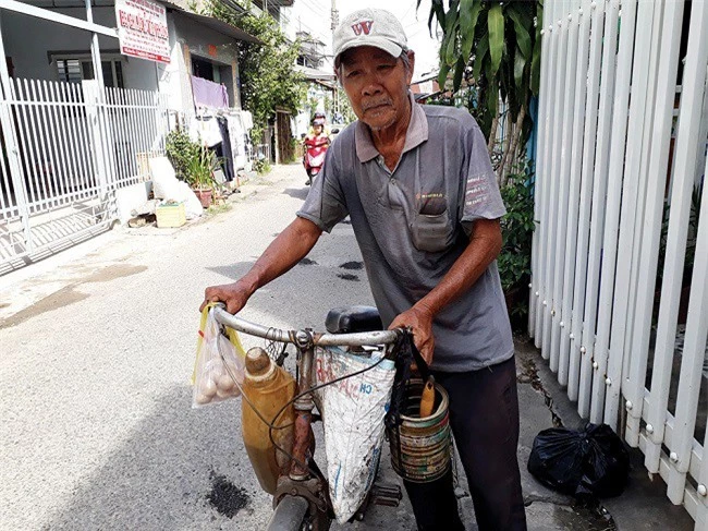 "Kỹ sư vá đường"- ông Cao Văn Long (Ảnh: Báo An Giang)