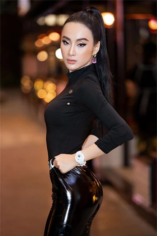 Ngoài việc xuất hiện trên tham đỏ, Angela Phương Trinh còn tham gia các trò chơi vận động vì thế người đẹp đã chuẩn bị sẵn một bộ trang phục cá tính.
