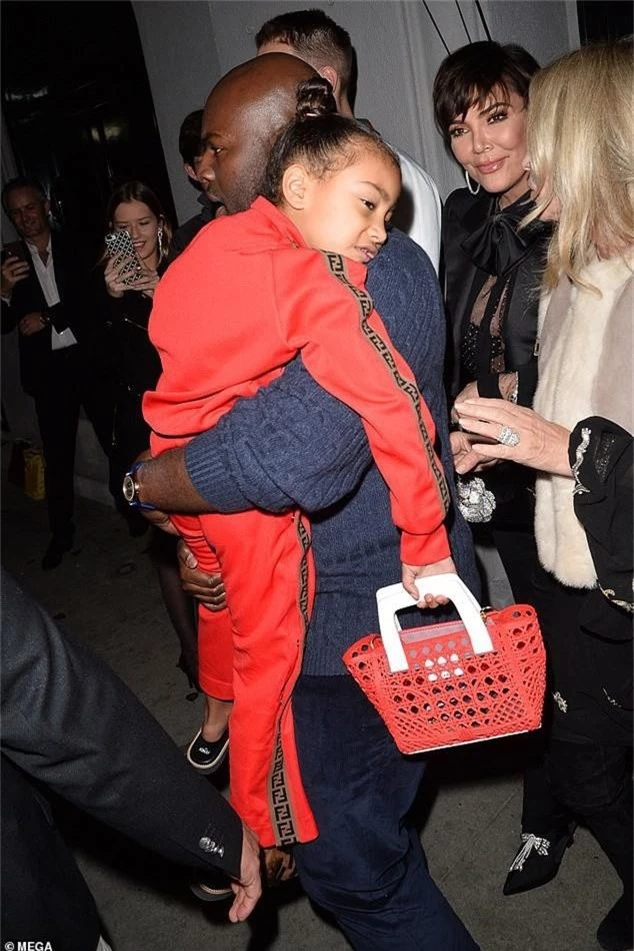 Con gái Kim Kardashian diện toàn đồ hiệu - Ảnh 9.