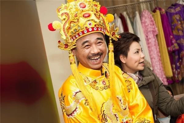 Dấy nghi vấn Ngọc Hoàng Quốc Khánh sắp lấy vợ lần đầu ở tuổi 57 - Ảnh 4.