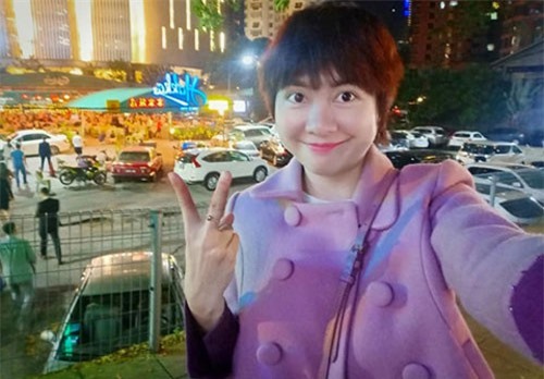 Nữ MC “xuống tóc” sau bị chặn đánh dập môi giữa đường gây xôn xao là ai?