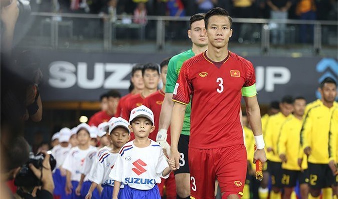 Quế Ngọc Hải ra sân, vợ hoa khôi ở nhà lặng lẽ bán hàng Tết