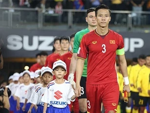 Quế Ngọc Hải ra sân, vợ hoa khôi ở nhà lặng lẽ bán hàng Tết