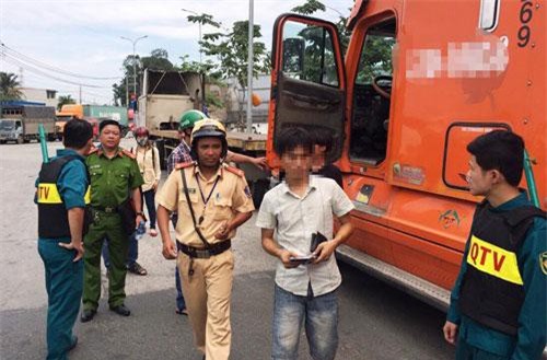 TPHCM: Chốt chặn cửa ngõ thành phố, gom hàng loạt tài xế container sử dụng ma túy