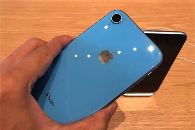 iphone xr gay that vong, iphone 2019 van co bien the lcd hinh anh 2