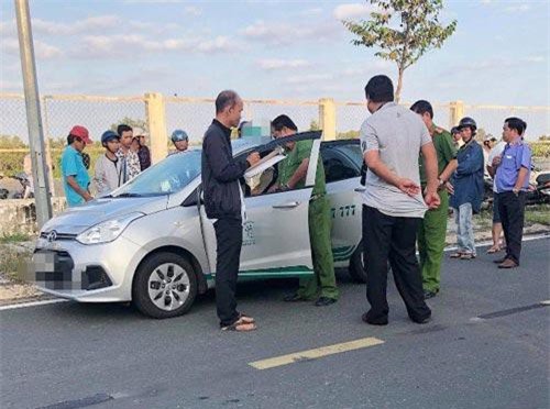Cà Mau: Điều tra tài xế taxi nghi bị khách cứa cổ ngay trên xe