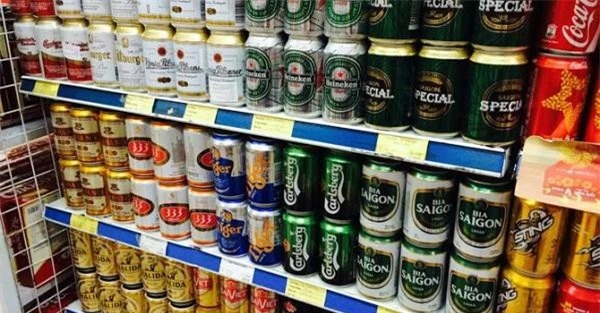 Tại các siêu thị, giá bia lại cao hơn từ vài nghìn đến 10.000 đồng so với đại lí bên ngoài