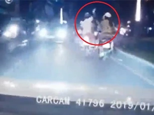 CLIP: Cô gái nhận cái kết 'đắng' vì mải lướt điện thoại khi đi xe máy