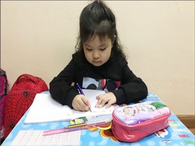 Muốn trẻ tự giác ngồi vào bàn khi đến giờ học, cha mẹ nên tham khảo các cách sau