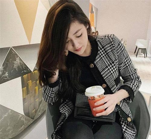 Bị mắng “lôi trẻ con ra câu view”, Á hậu Tú Anh đáp trả gay gắt