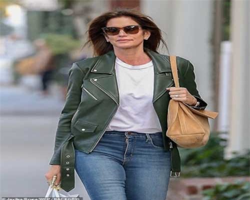Siêu mẫu Cindy Crawford lộ nếp nhăn và hốc mắt sâu ở tuổi 52