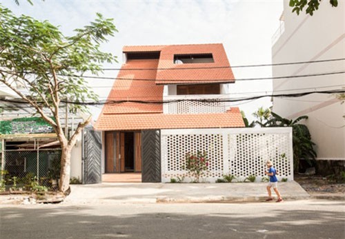 Biệt thự mái ngói ở TP.HCM gợi ý kiến trúc mới mẻ cho những căn nhà phố