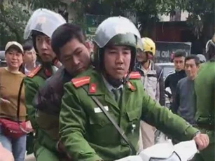 Tên cướp giật túi xách của một phụ nữ chạy trốn nhưng không thoát