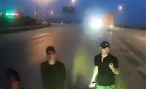 Thanh Hóa: Truy tìm nhóm thanh niên “ăn vạ” trước đầu xe ô tô trên quốc lộ 1A