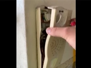 Clip: Sự thật ghê rợn bên trong điện thoại treo tường cũ