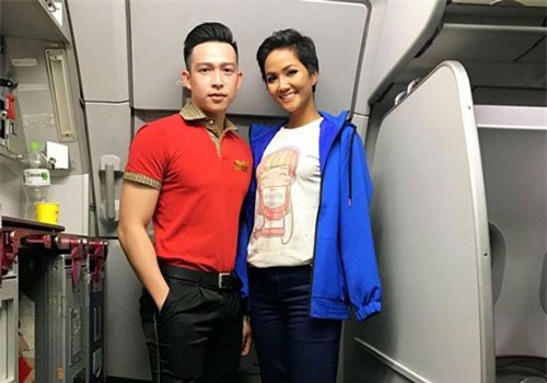 Lý do H'Hen Niê mặc áo hàng chợ 40 ngàn đồng, đi giày bẩn lên máy bay