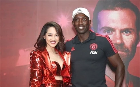 bao anh dien crop top do nong bong ben sieu sao mu dwight yorke hinh 1