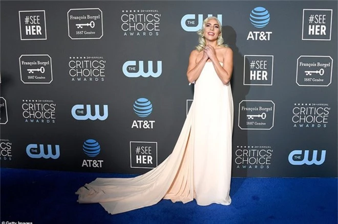 Lộng lẫy và sang chảnh trên thảm xanh, Lady Gaga và dàn sao Crazy Rich Asians lại đều lu mờ vì một nữ thần sắc đẹp - Ảnh 2.