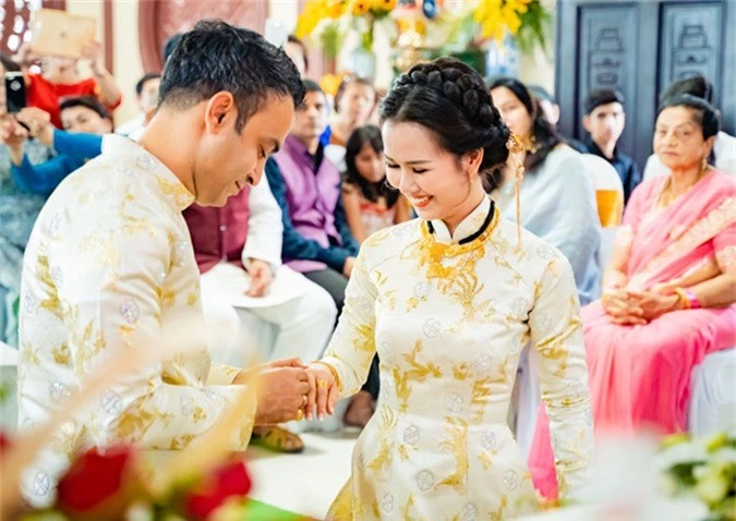 Cô dâu Việt Nam được bố mẹ chồng Ấn Độ tặng rất nhiều nữ trang vàng trong ngày cưới.