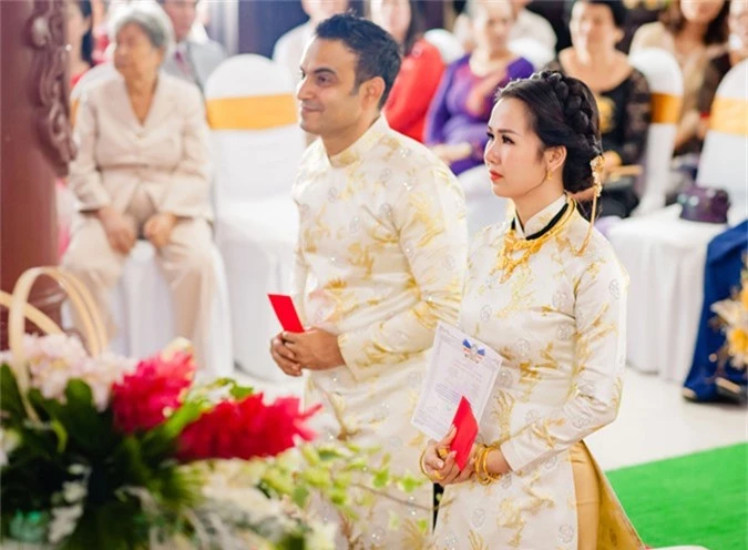 Do chú rể không biết tiếng Việt nên Hạ Trâm thay chồng đọc lời phát nguyện, hứa luôn yêu thương, sống chung thủy bên nhau trọn đời.