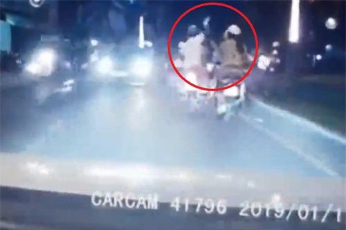 CLIP HOT (14/1): Nhận cái kết 'đắng' vì mải lướt điện thoại khi đi xe máy, cô gái ‘biến hình’ nhờ trang điểm