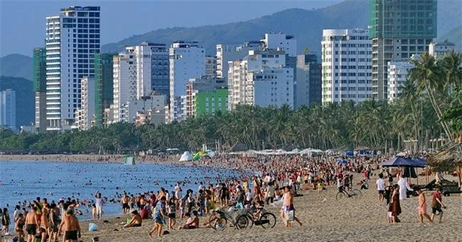 Khách du lịch đến với Nha trang, Khánh Hoà ngày càng đông (Ảnh: Zing)