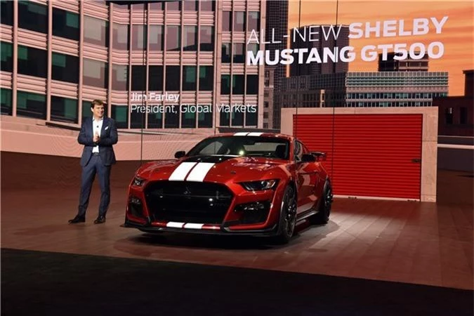 Ford Shelby GT500 2020: Chiếc Mustang mạnh nhất mọi thời đại. Mẫu xe cơ bắp được mong đợi hàng đầu Ford Mustang Shelby GT500 2020 vừa chính thức được giới thiệu tại Triển lãm ôtô Detroit 2019. Đây là chú “ngựa hoang” nhanh nhất và uy lực nhất mà hãng xe Mỹ từng sản xuất. (CHI TIẾT)