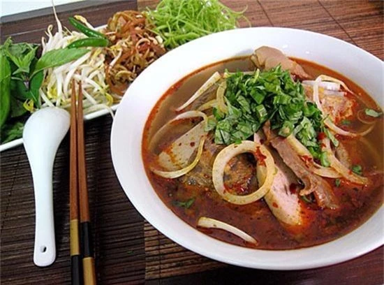 Bún bò Huế. Ảnh: ameovat.com