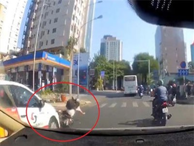 CLIP: Cô gái điều khiển xe máy đột ngột tạt đầu ôtô ngã nhào xuống đường