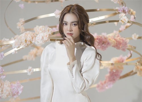 “Gái già” Ninh Dương Lan Ngọc khiến fan mãn nhãn với vẻ quyến rũ trong tà áo dài truyền thống đón Tết