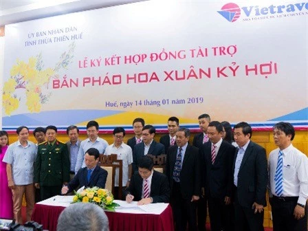 ký kết Hợp đồng tài trợ 1 tỷ đồng cho chương trình bắn pháo hoa dịp Tết Kỷ Hợi 2019 trên địa bàn tỉnh.