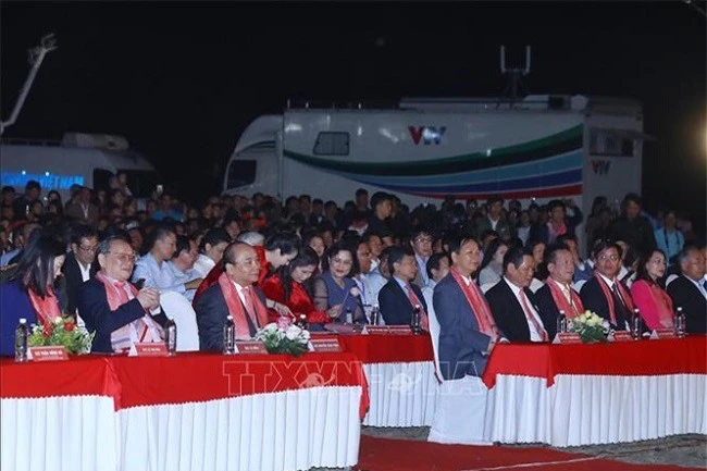 Thủ tướng Nguyễn Xuân Phúc và các đại biểu dự lễ hội