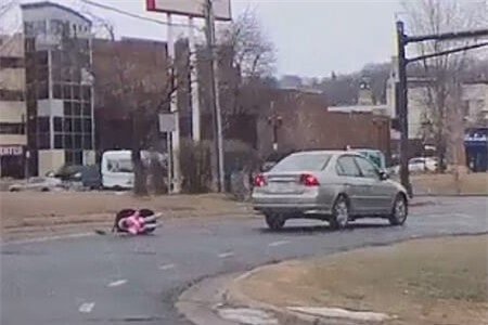 Clip: Mẹ chủ quan khiến bé gái hai tuổi văng khỏi xe ô tô đang chạy