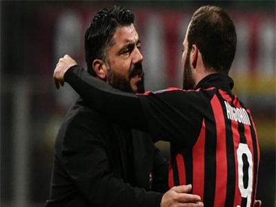 HLV AC Milan phủ nhận việc Higuain muốn sang Chelsea