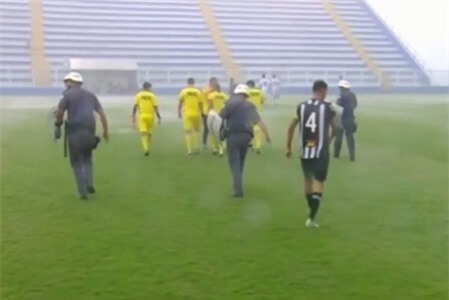 Clip: 'Chuyện khó tin' trận bóng dừng đột ngột vì cầu thủ bị sét đánh