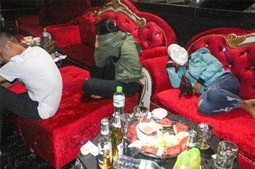 Vĩnh Long: Kiểm tra quán bar, phát hiện nhiều thanh niên dương tính với ma túy