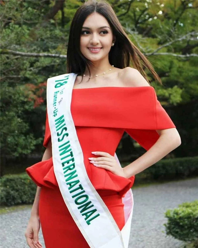 Xếp vị trí thứ hai là người đẹp Philippines, Maria Ahtisa Manalo, á hậu 1 cuộc thi Hoa hậu Quốc tế 2018. Maria gây chú ý ngay từ đầu bởi nhan sắc ngọt ngào, cuốn hút. 