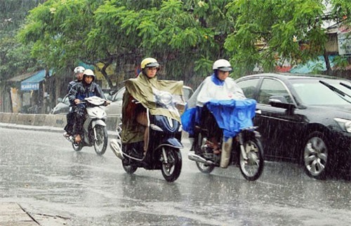5 thói quen cực kỳ nguy hiểm khi đi xe máy trời mưa cần tránh
