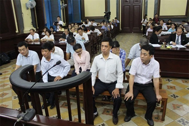 Chủ mưu vụ bán thuốc ung thư giả, Nguyễn Mạnh Hùng (ngoài cùng bên phải) lĩnh 12 năm tù