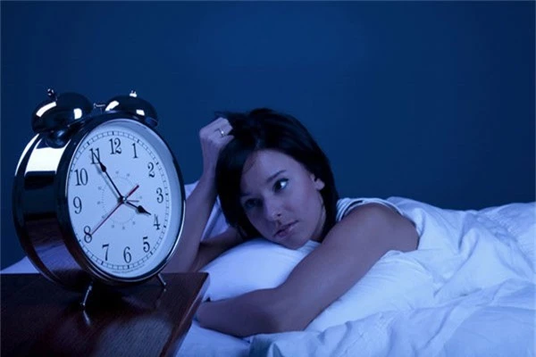 Thức khuya trong một thời gian dài sẽ dần cảm thấy mệt mỏi, chán ăn, vàng da...