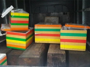 Xe tải ngụy trang gỗ không rõ nguồn gốc bằng thùng xốp