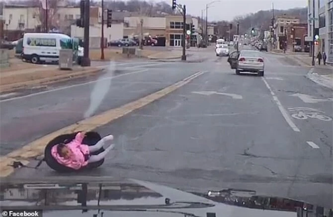 Bé gái văng khỏi xe ô tô khiến người xem 'đứng tim'.